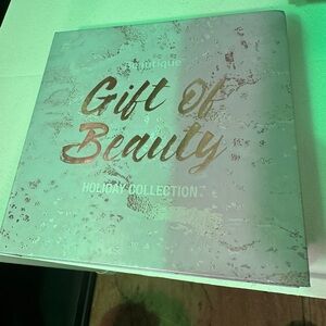 Beautique Gift of Beauty Palette holiday collection new